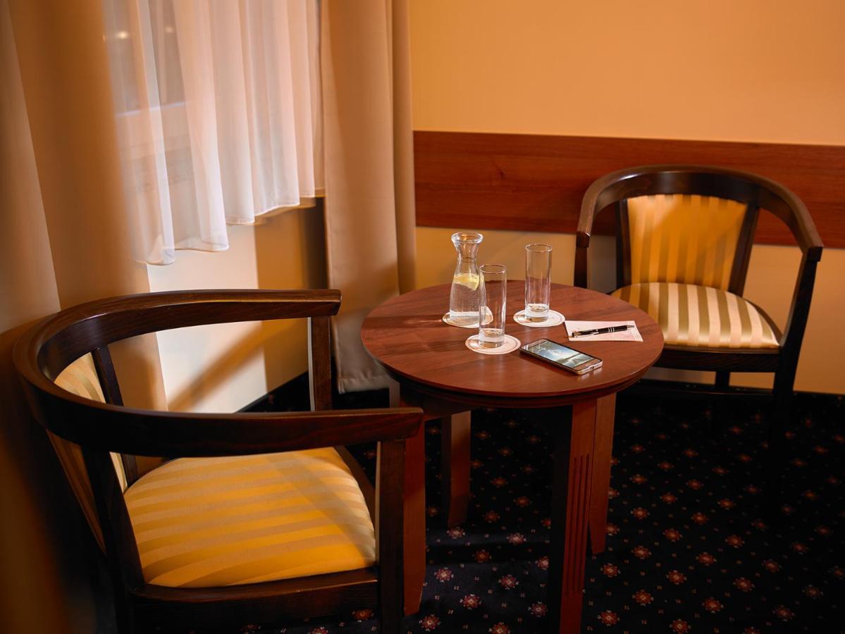 Aura - Hotel & Restaurant & Sauna Zielona Gora  Exterior photo